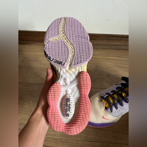 Nike LeBron 19 XIX Low "Mismatch" Men's Shoes Lilac-Dark Smoke Grey DO9829-500 - Picture 8 of 10